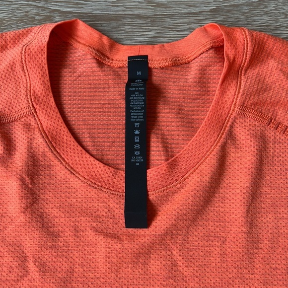 Lululemon Metal Vent Tech Short Sleeve Shirt 2.0 in Warm Coral/ Highlight Orange - Picture 8 of 13